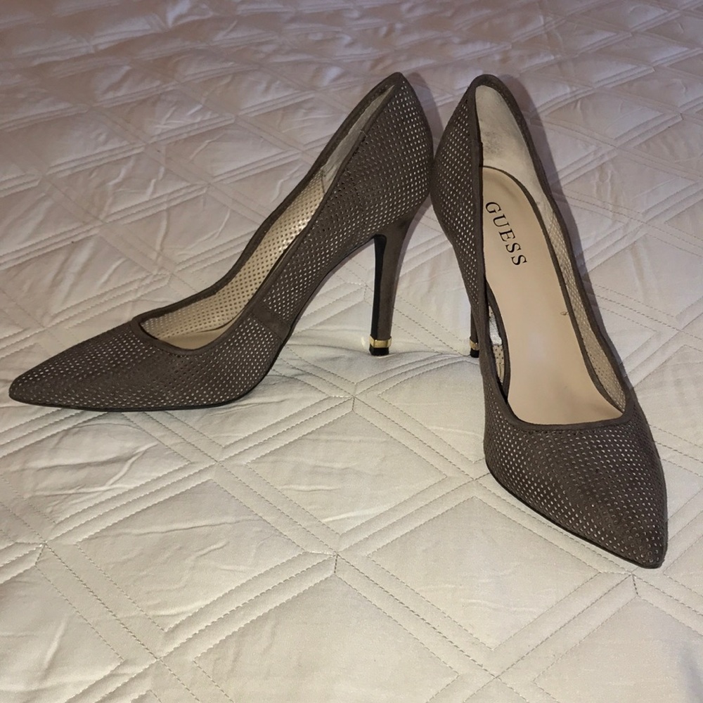 Guess pumps size 9